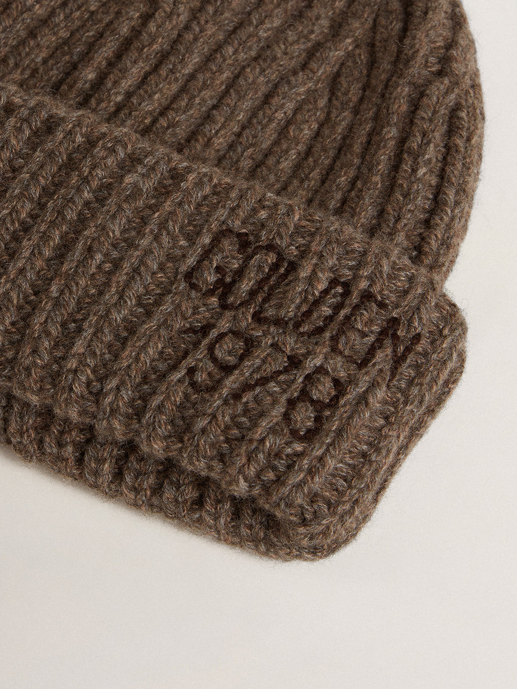 Ash brown beanie in cashmere blend wool| Golden Goose